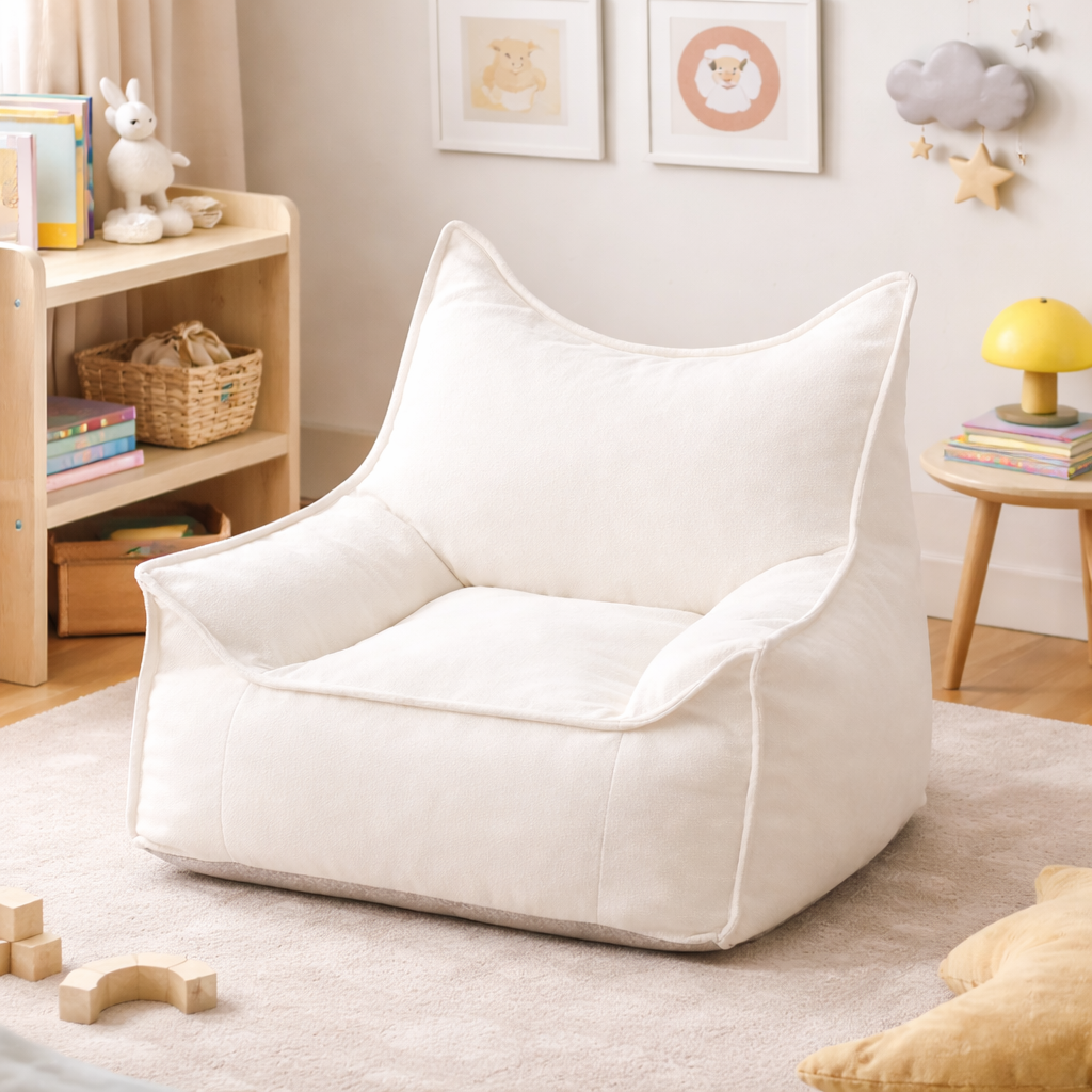 Pouf enfant blanc givre dans une chambre d'enfant