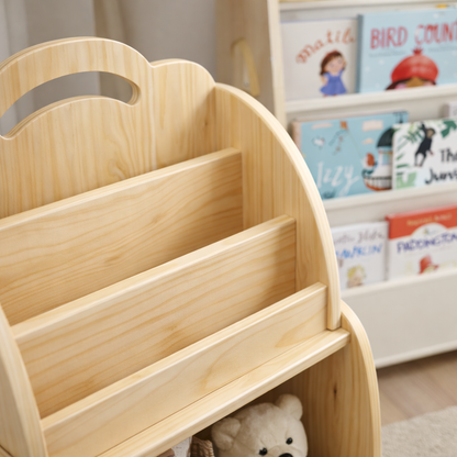 Détail des finitions et poignée de transport de la bibliothèque en bois Vienne
