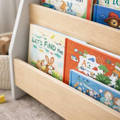 Détail de la structure trapézoïdale et des finitions bois de l'étagère Cavtat