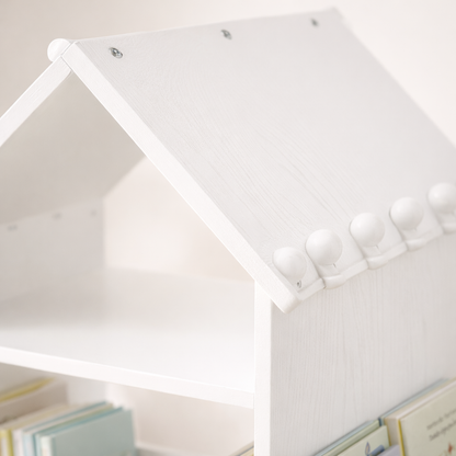 Détail du toit en forme de maison et des finitions blanches de l'étagère Séoul