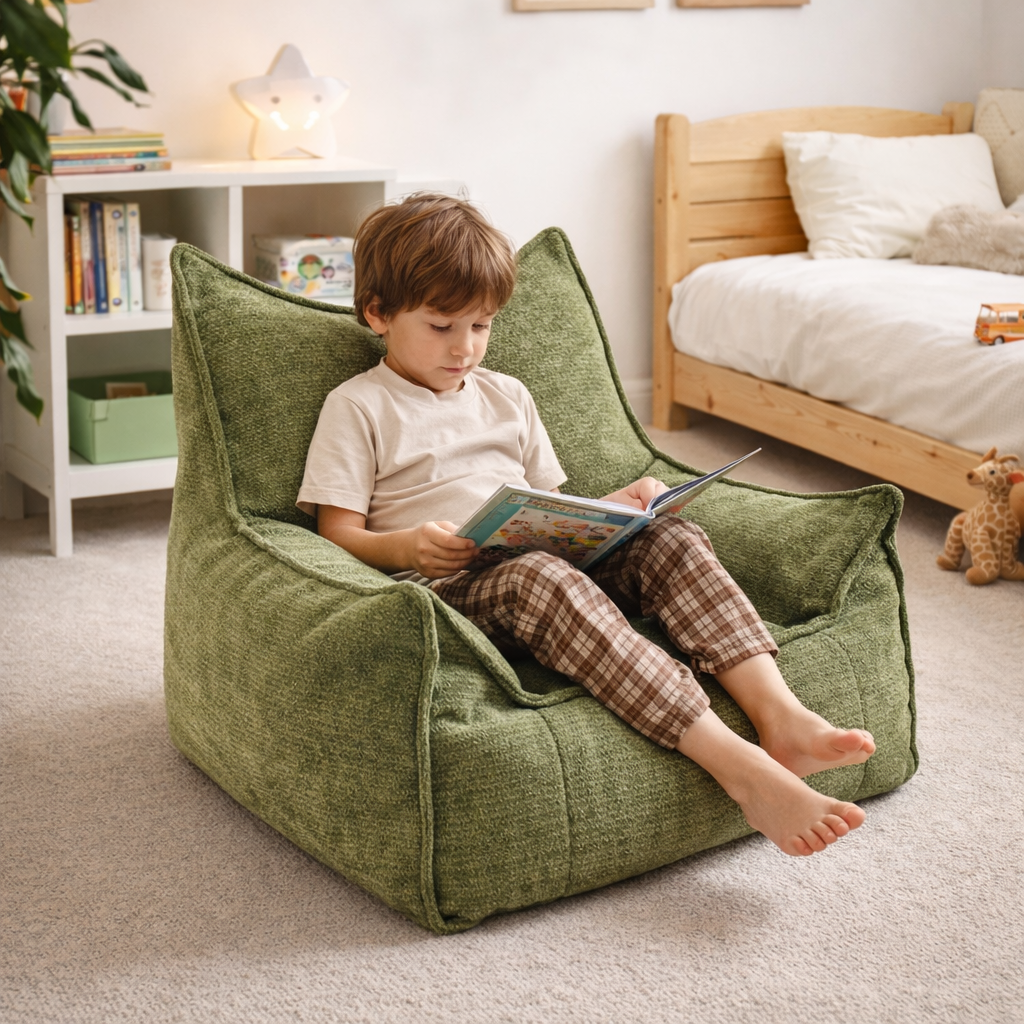 Enfant entrain de lire sur notre pouf enfant olive