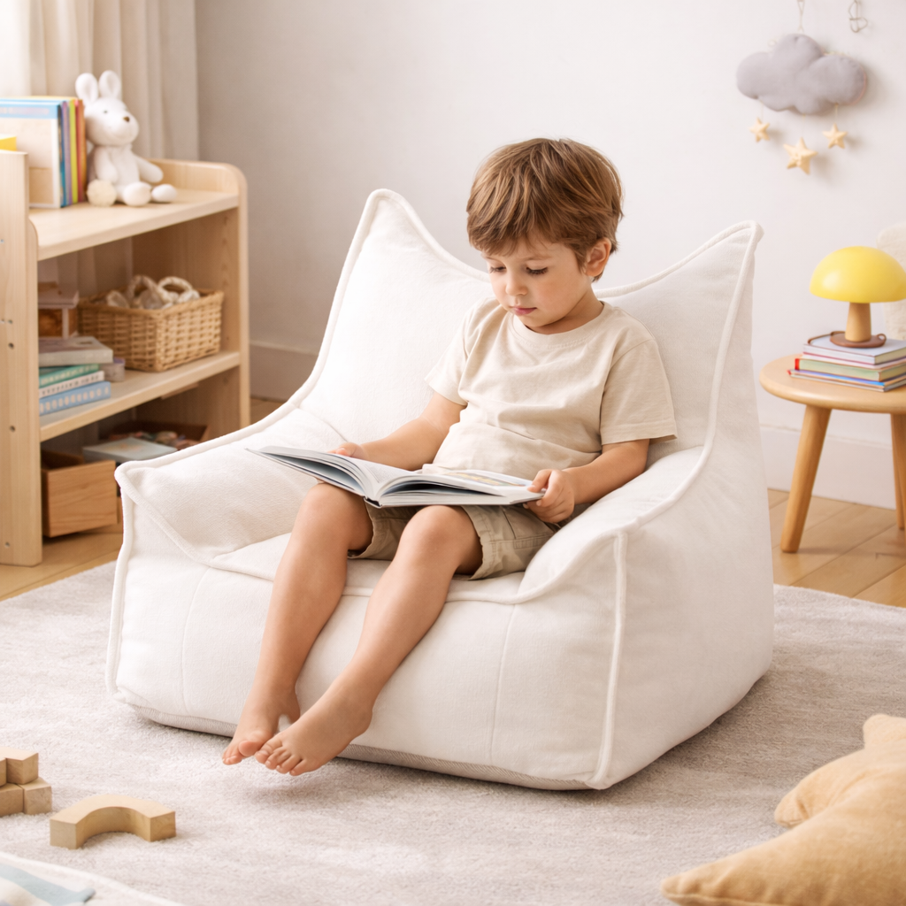 Enfant entrain de lire sur notre pouf enfant blanc givre