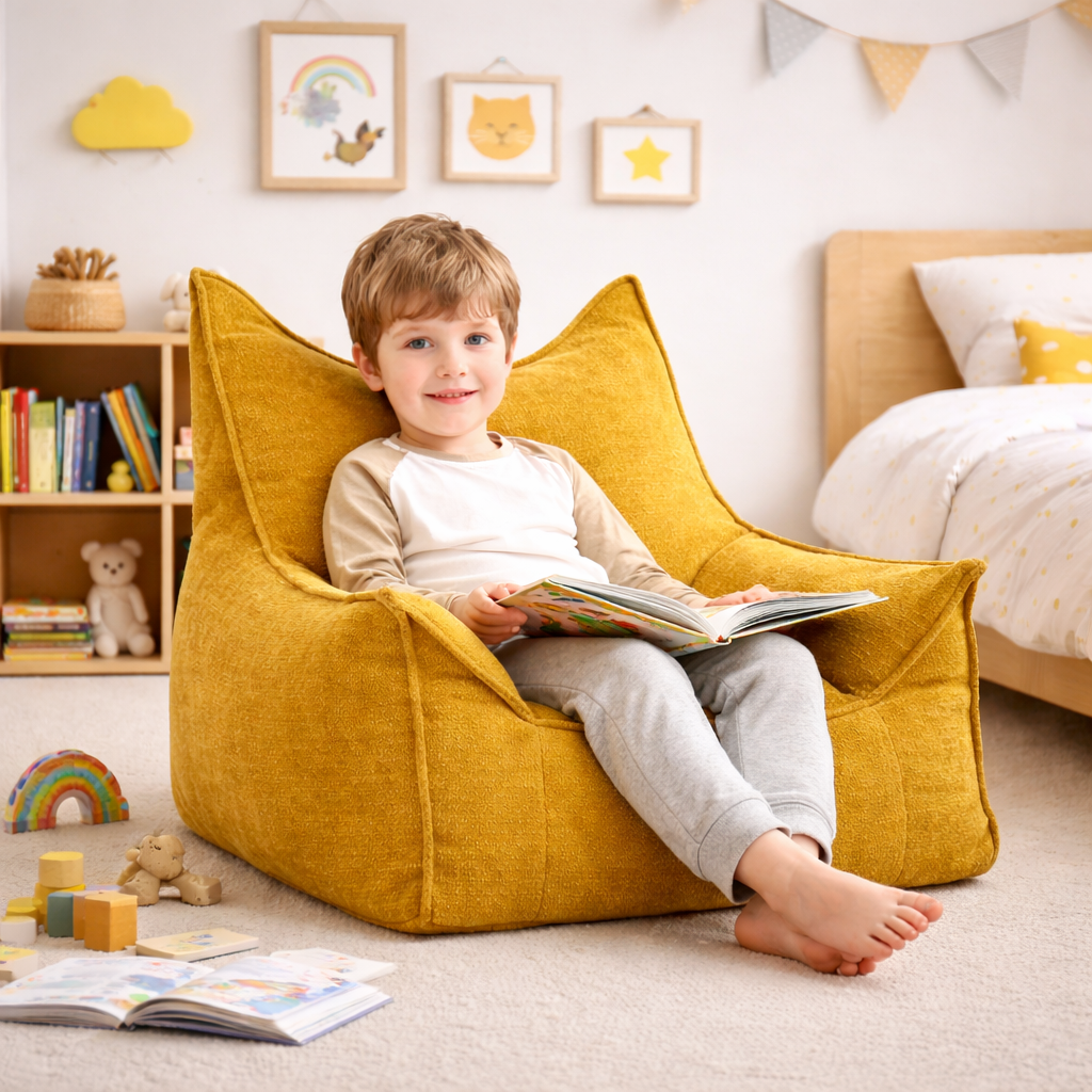 Enfant entrain de lire sur notre pouf enfant moutarde
