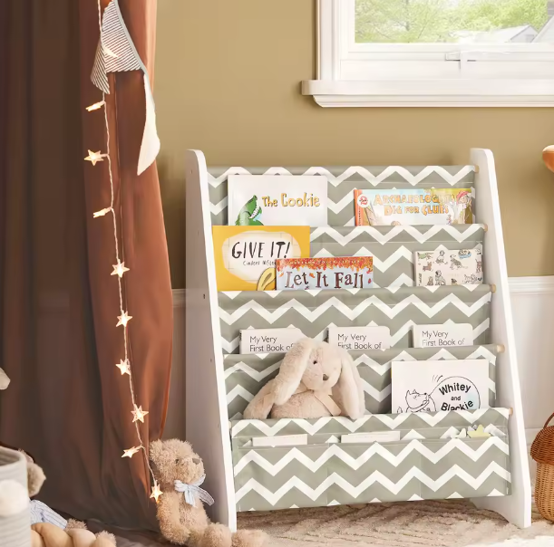 Étagère Montessori Venise avec pochettes suspendues pour livres et peluches