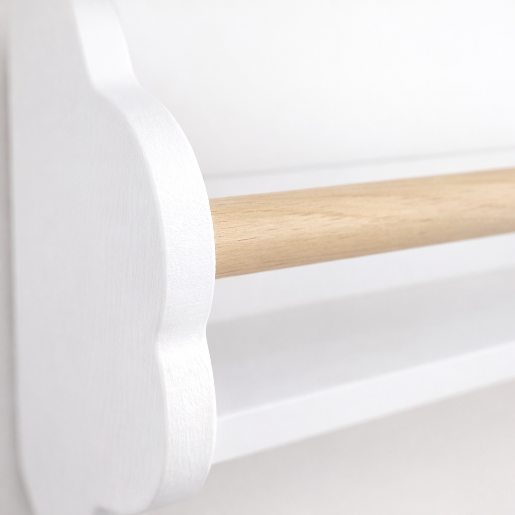 Détail de la paroi latérale nuage blanche et de la barre en bois de pin naturel Nuuk