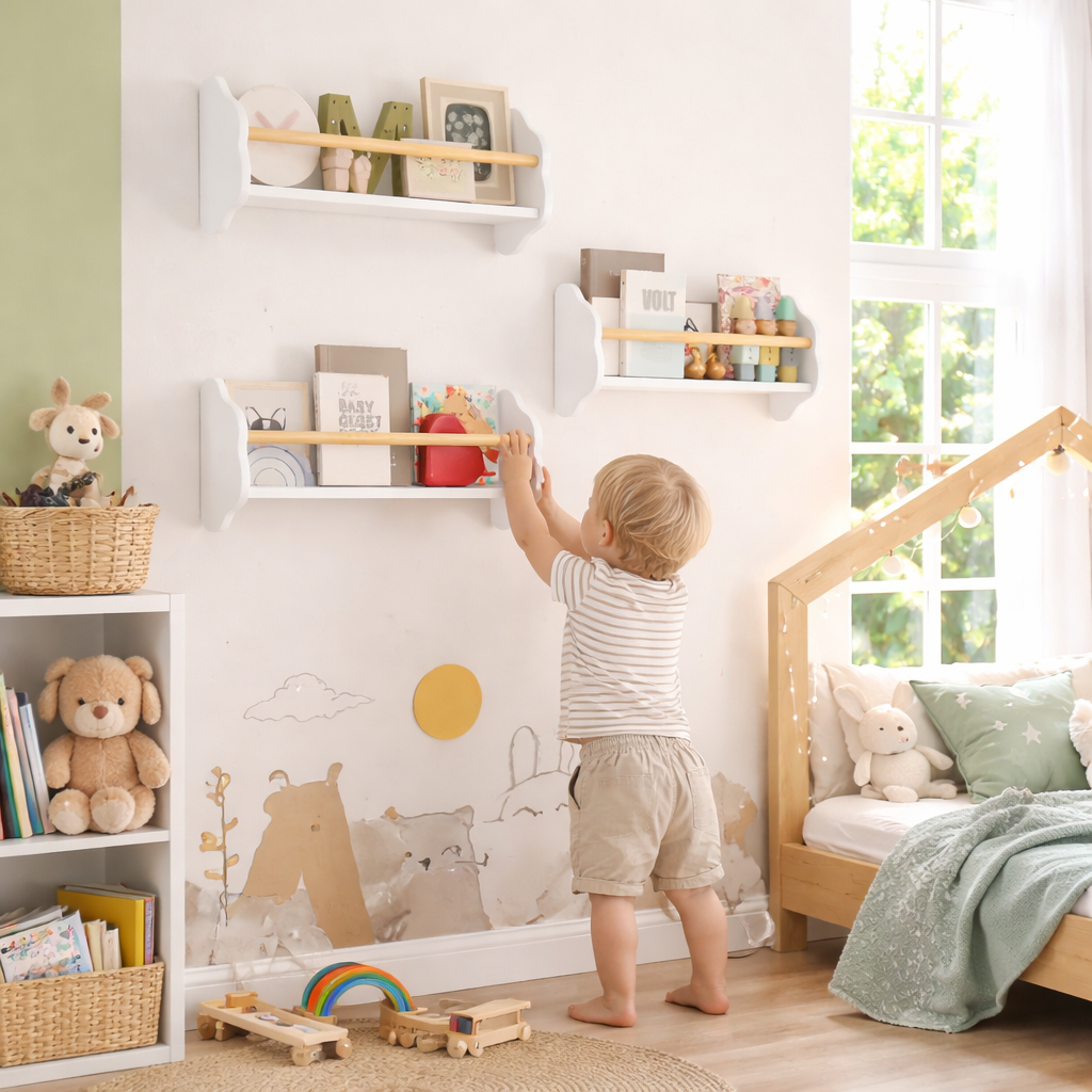 Petit garçon attrapant un livre sur l'étagère nuage Nuuk fixée à sa hauteur