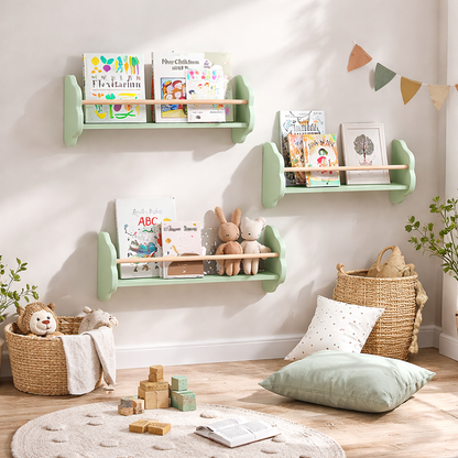 Composition murale avec 3 étagères vertes Nuuk dans un coin lecture Montessori