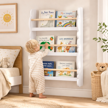 Petit garçon attrapant un livre sur l'étagère Montessori nuage Laponie blanche