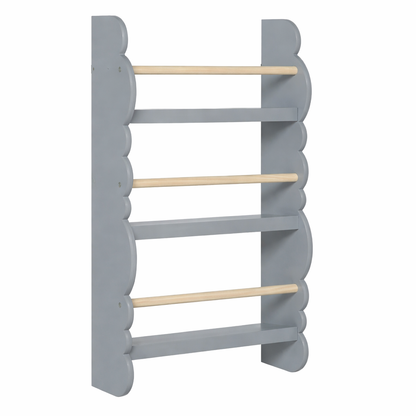 Petit garçon devant son étagère de rangement grise Laponie fixée à hauteur d'enfant