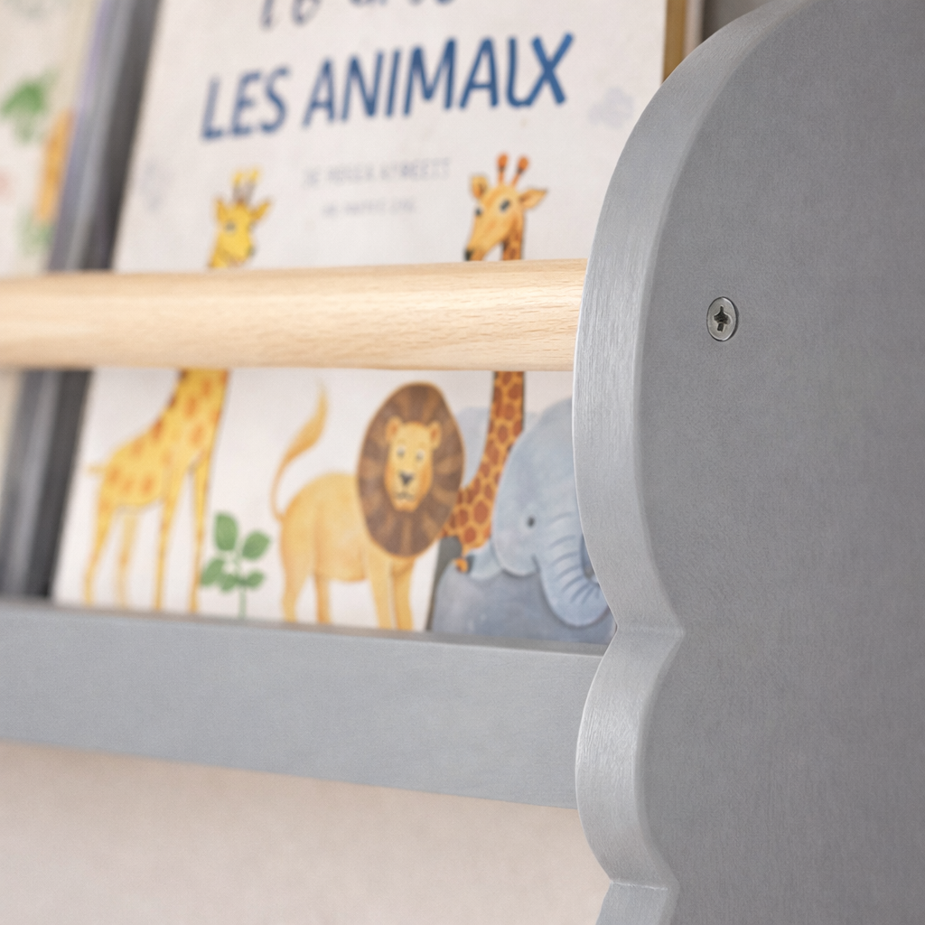 Coin lecture organisé avec la bibliothèque murale grise Laponie et ses 3 niveaux