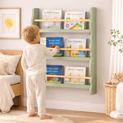 Enfant utilisant la bibliothèque murale Laponie verte pour ranger ses albums de jeunesse