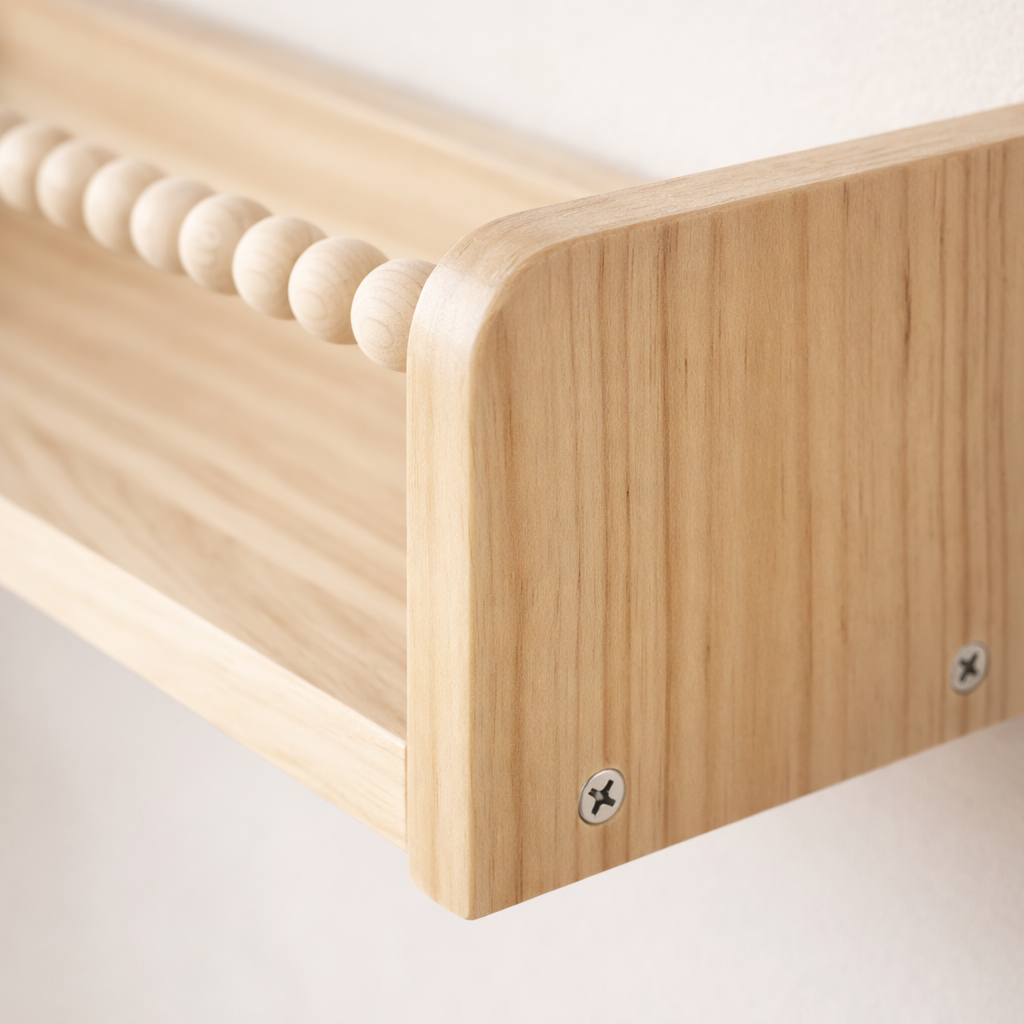 Détail de la bande de perles en bois naturel et de la finition soignée de l'étagère Marrakech