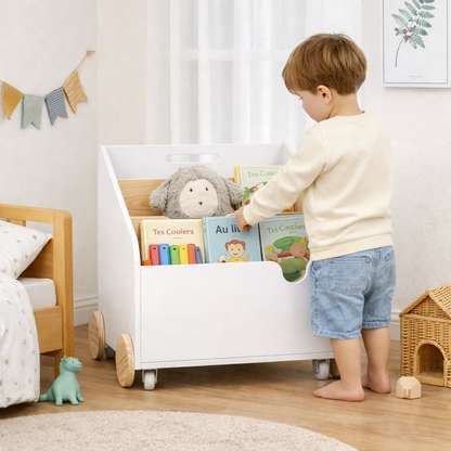 Petit garçon déplaçant son bac à livres mobile Amsterdam dans sa chambre