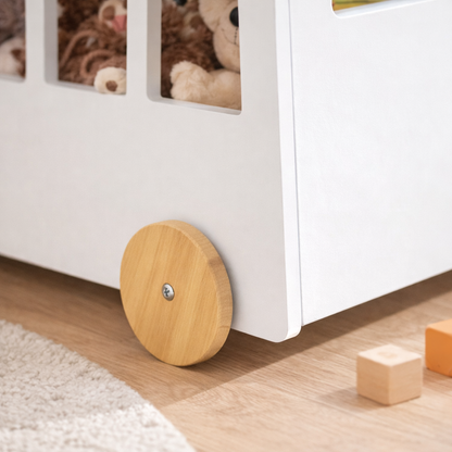 Détail des roues en bambou naturel et de la finition bois blanc certifié E1 du bus Londres