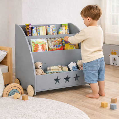 Petit garçon attrapant un livre sur le présentoir mobile Hambourg gris