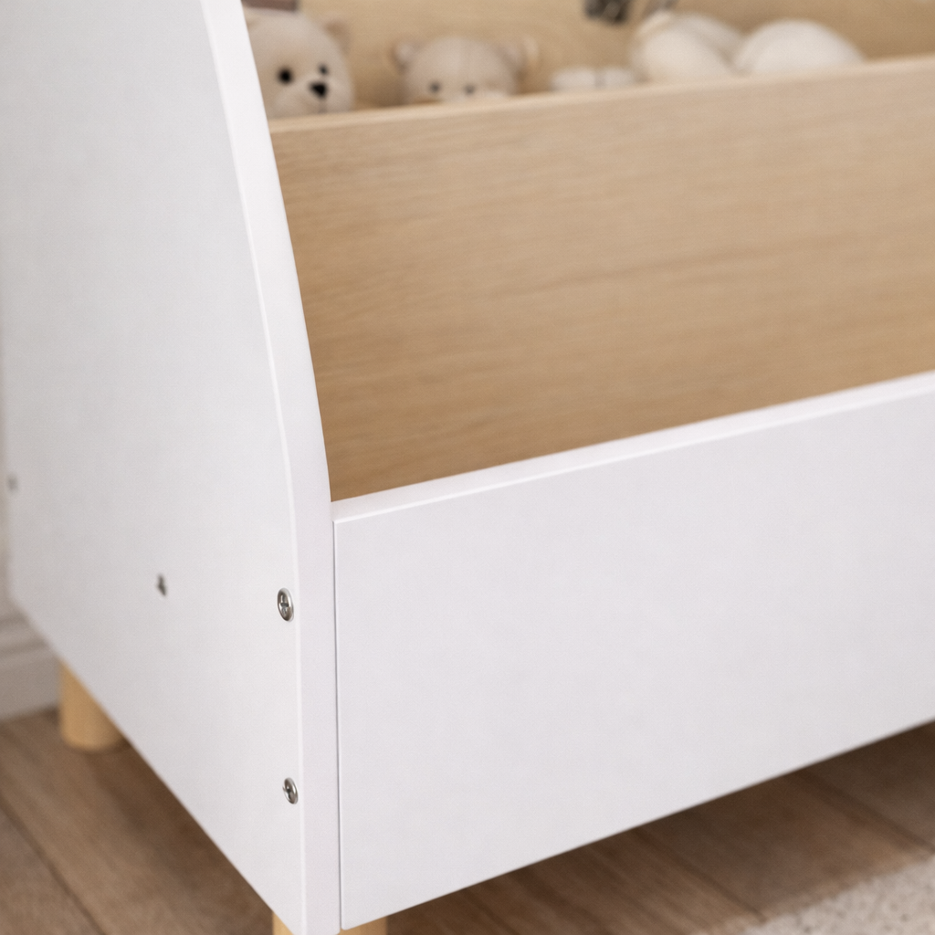 Détail de la finition blanche et des pieds en bois massif du coffre Nil