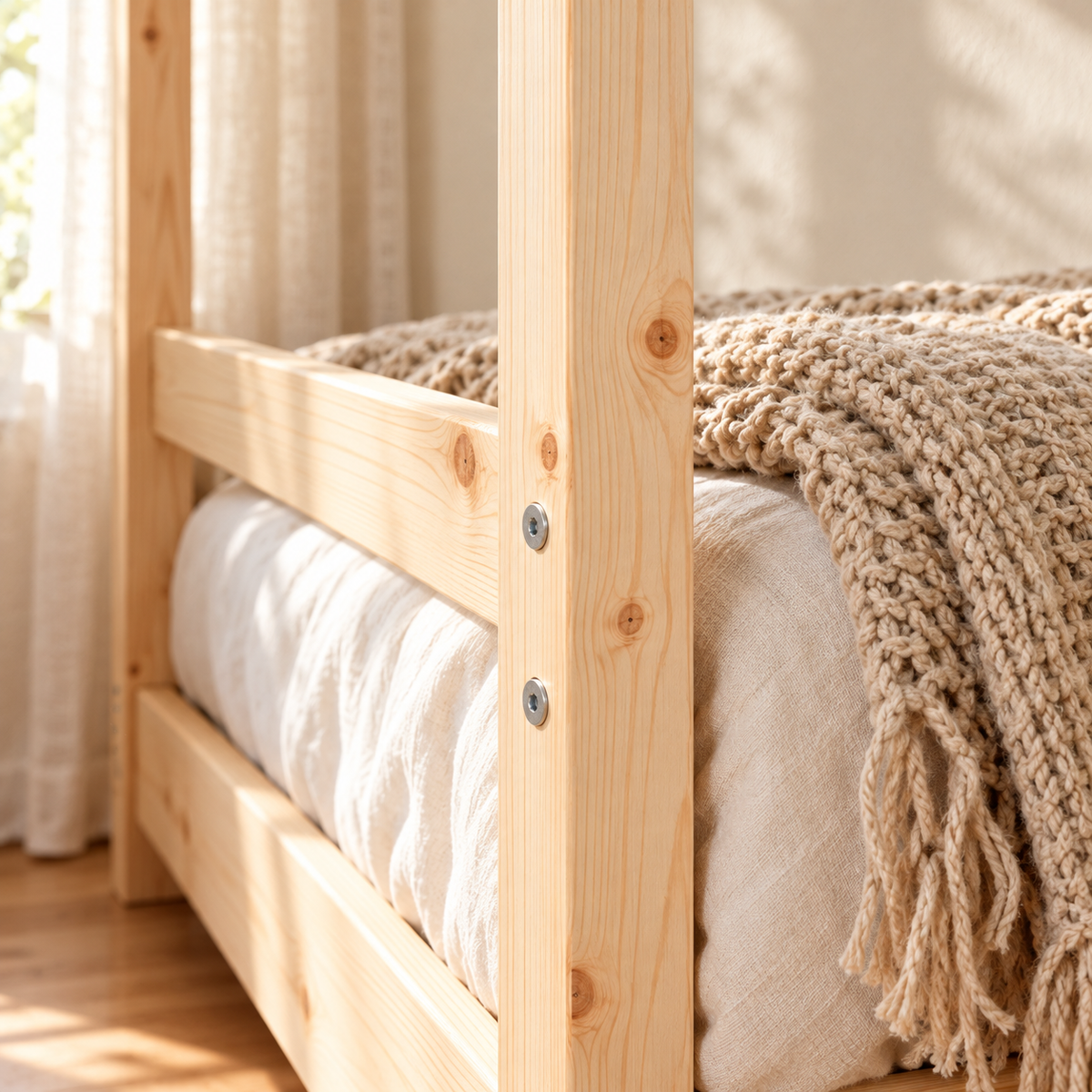 Lit cabane 90x190 en pin massif – Frêne, toit asymétrique ouvert