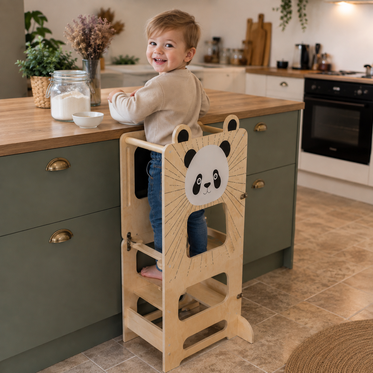 Un enfant participe en cuisine depuis sa tour d’observation