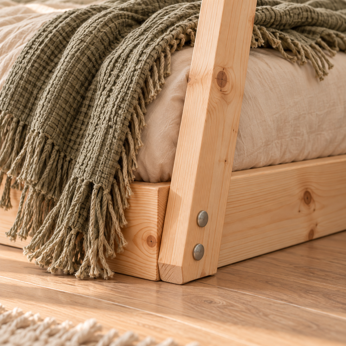 Lit cabane 80x160 en pin massif – Cèdre, tipi au sol
